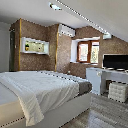 Colt De Rai Resita Bed & Breakfast Exterior photo