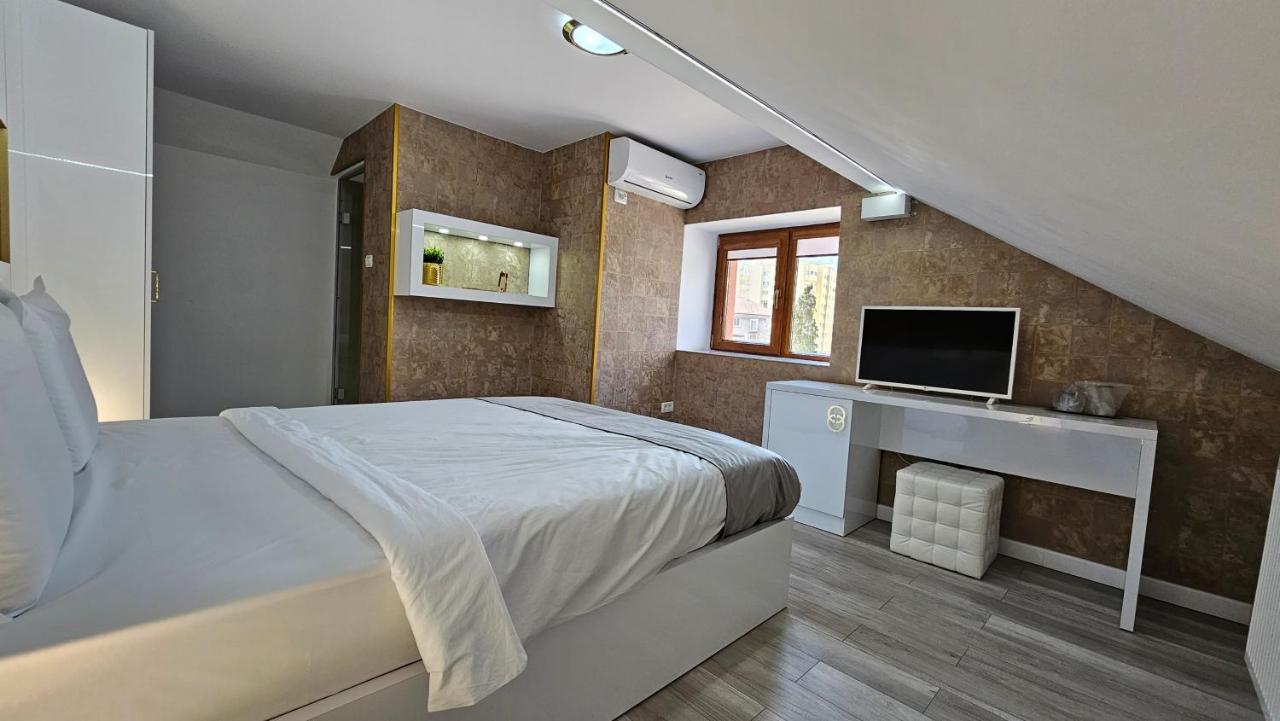 Colt De Rai Resita Bed & Breakfast Exterior photo