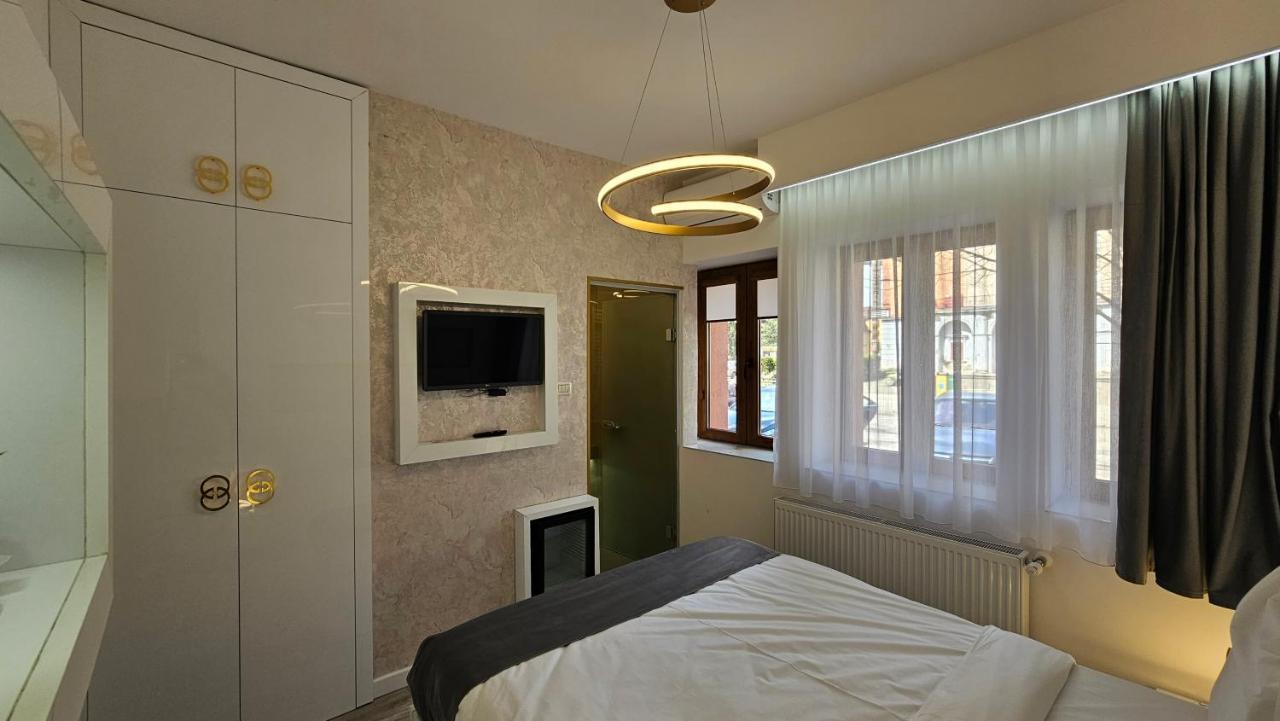 Colt De Rai Resita Bed & Breakfast Exterior photo