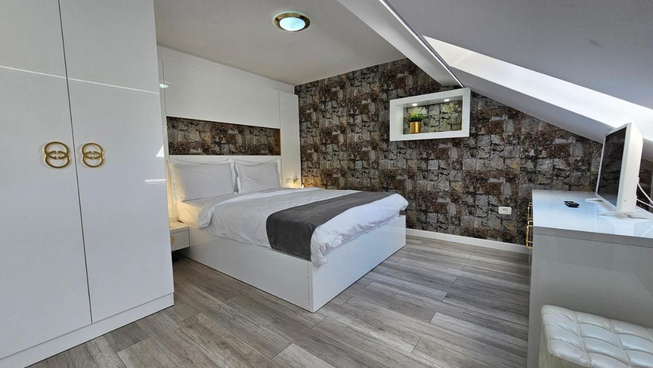 Colt De Rai Resita Bed & Breakfast Exterior photo