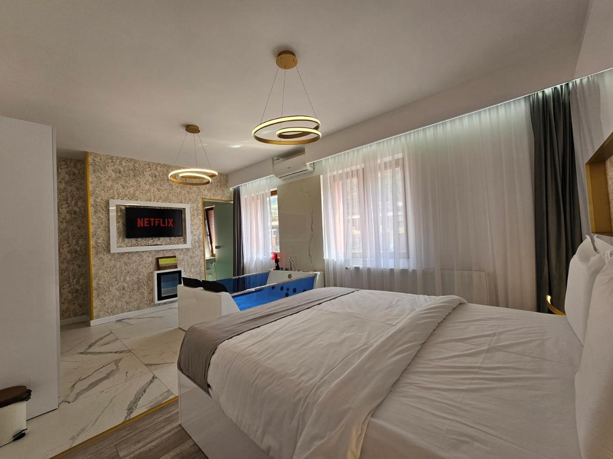 Colt De Rai Resita Bed & Breakfast Exterior photo